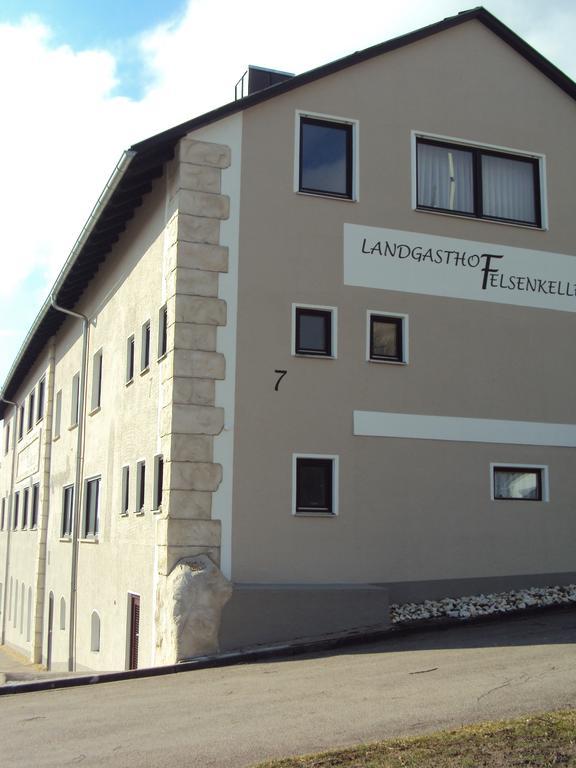 Landgasthof Felsenkeller Динкельсбюль Экстерьер фото